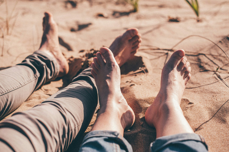 La marche pieds nus est-elle vraiment bénéfique pour la santé?
